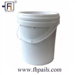 Vita plasthinkar med plasthandtag